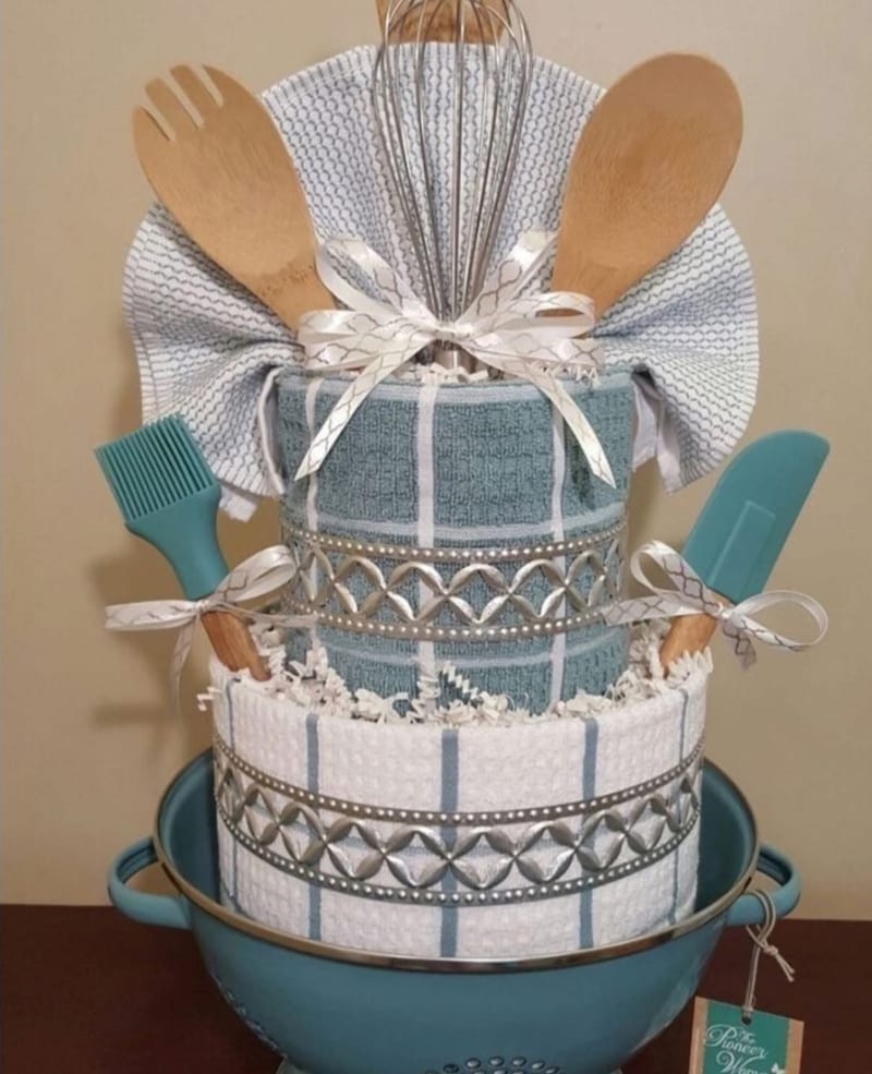 Cake made from rolled dish towels